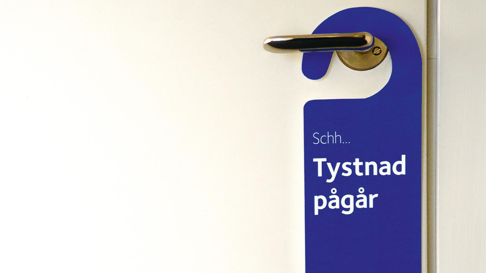 Blå dörrskylt med texten Tystnad pågår