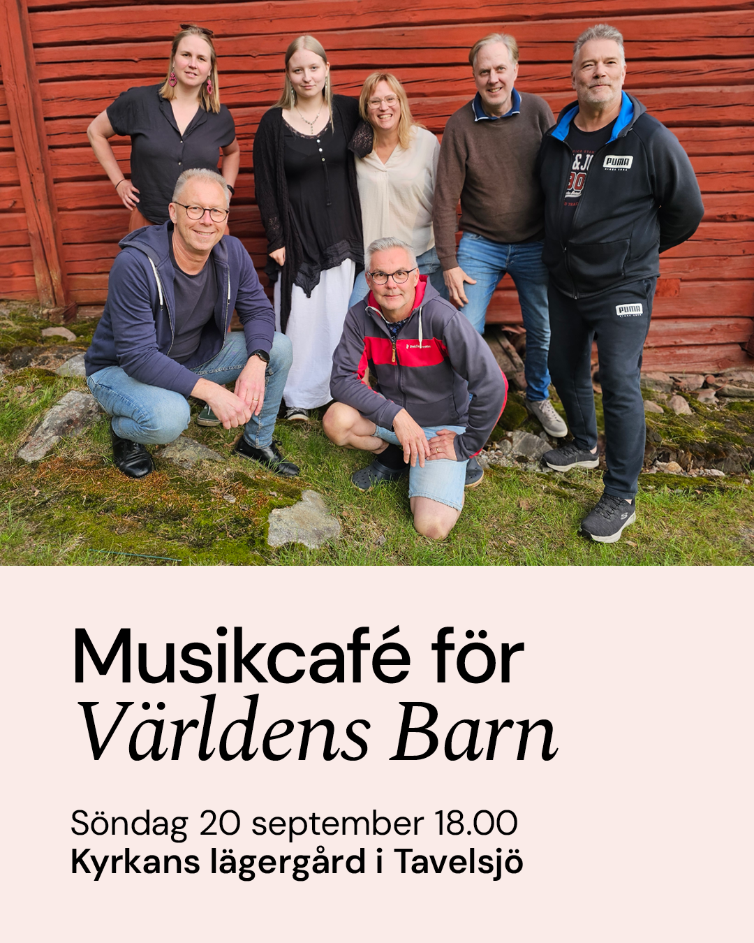 Mats Renman med orkester framför en röd lada.