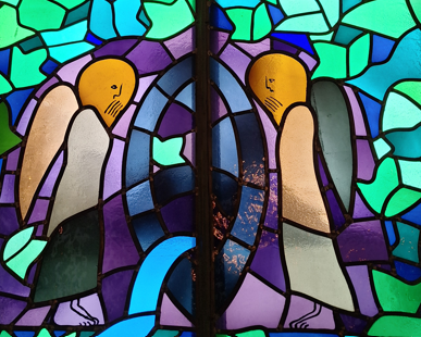 Graven är tom. Detalj från korfönstret i Backens kyrka.