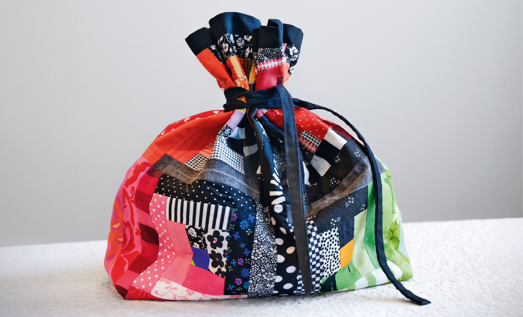 En påse i textil med olika lappar. 