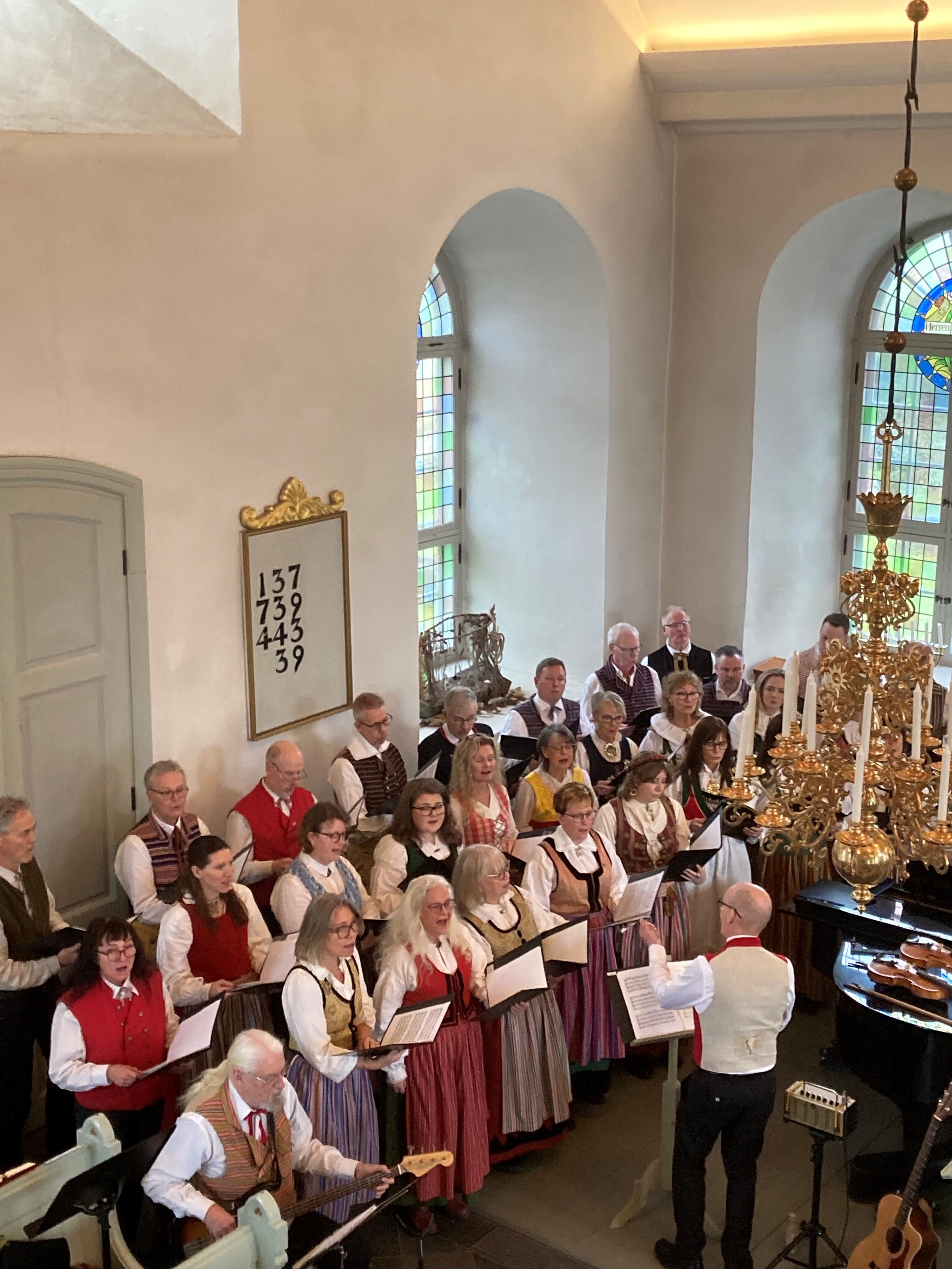 Bygdekören sjunger.