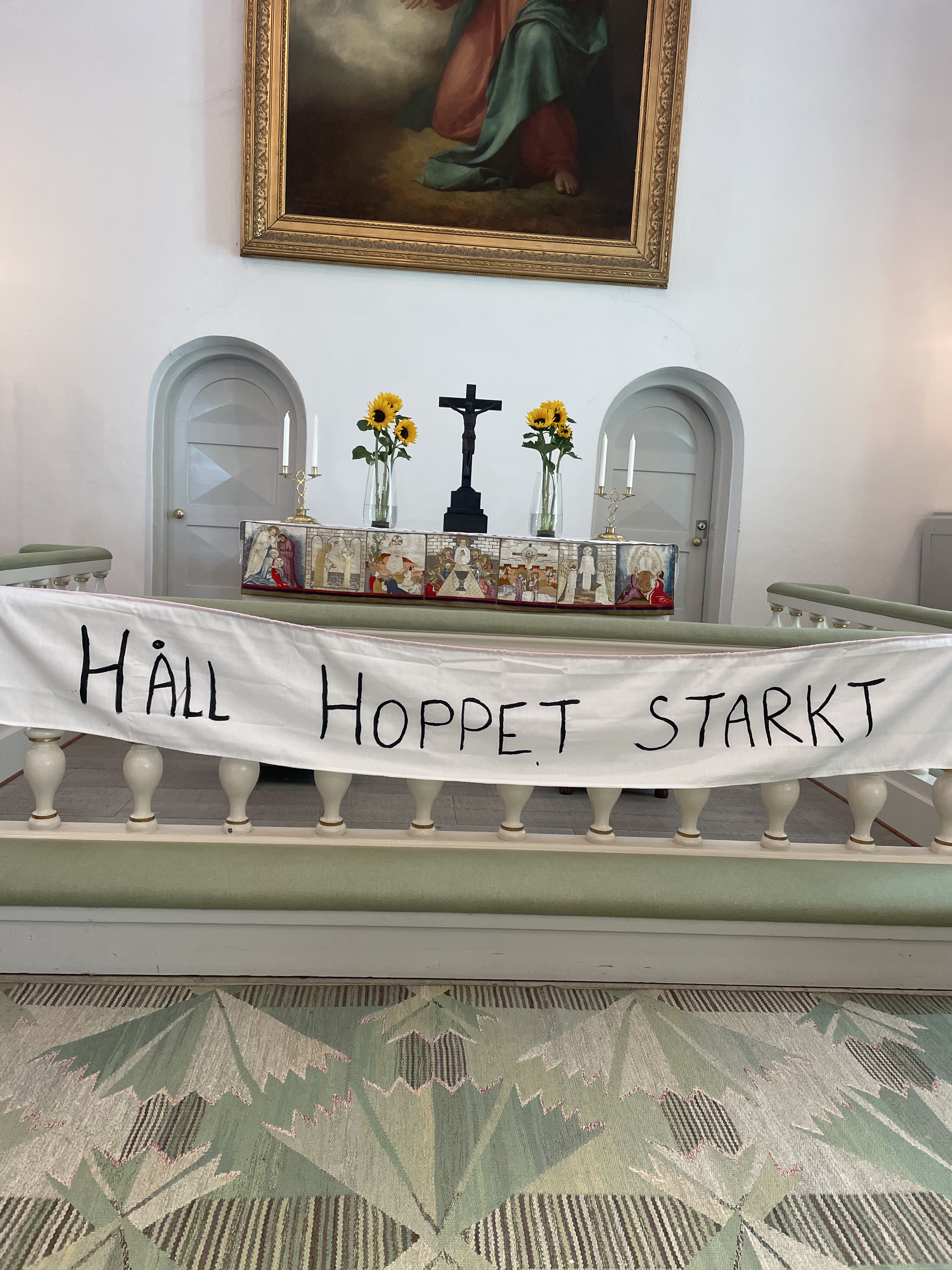 Banderoll med text "Håll hoppet starkt".