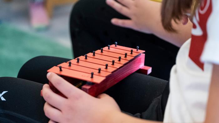 Ett barn som spelar instrument