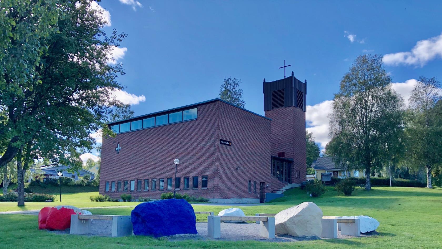 Kyrkan i Domsjö med Frälsarkransen i förgrunden