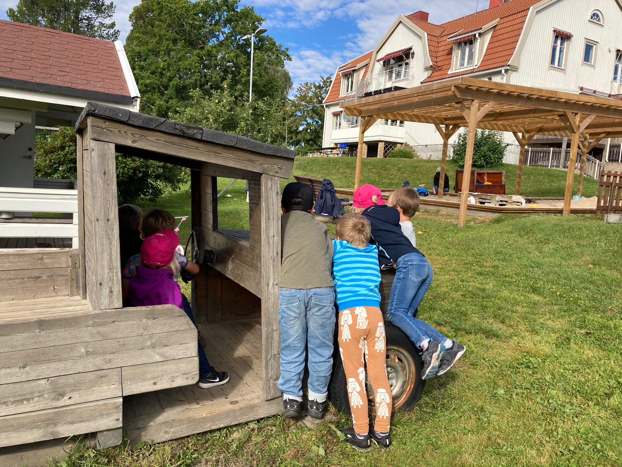 Förskolebarn leker utomhus