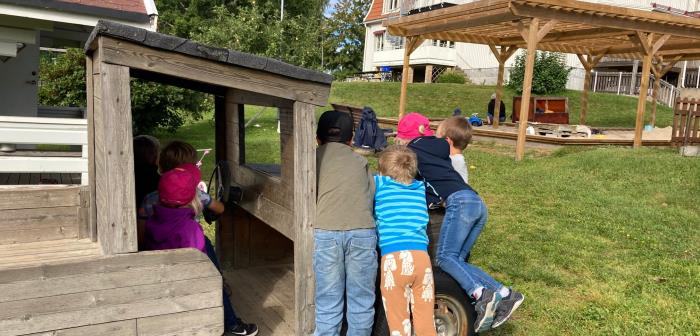 Förskolebarn leker utomhus