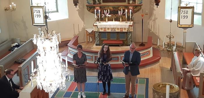 Kantorerna Jonas Eriksson, Magnus Lundberg, Elin Johansson och Cecilia Lövgren framför sommarmusik tillsammans med Karin Mannesson som läser texter.