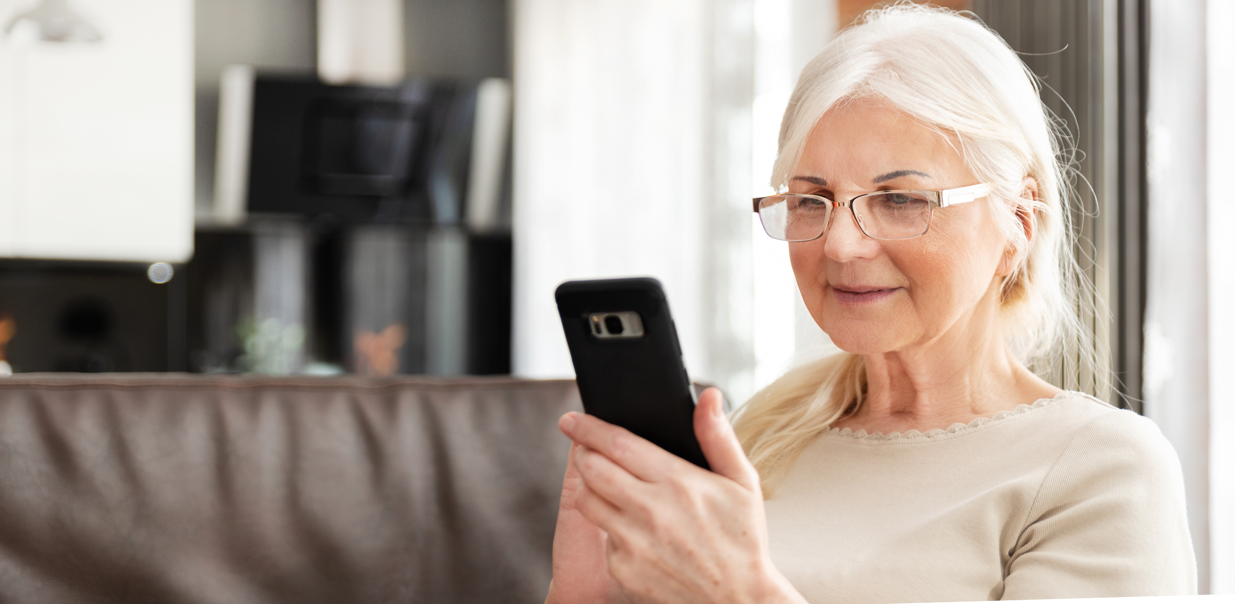 Kvinna ringer på smartphone