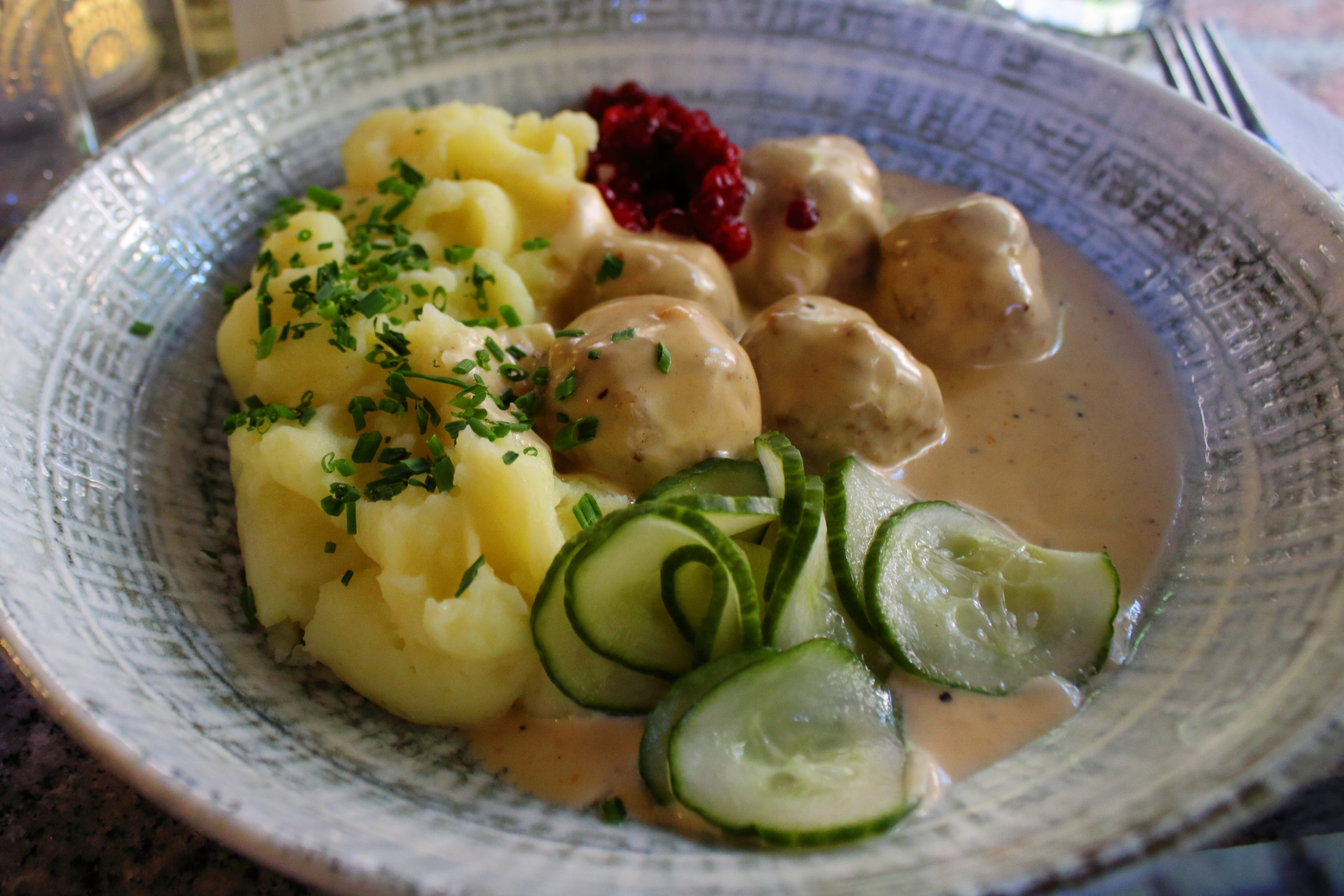 Köttbullar med potatismos, sås och lingon