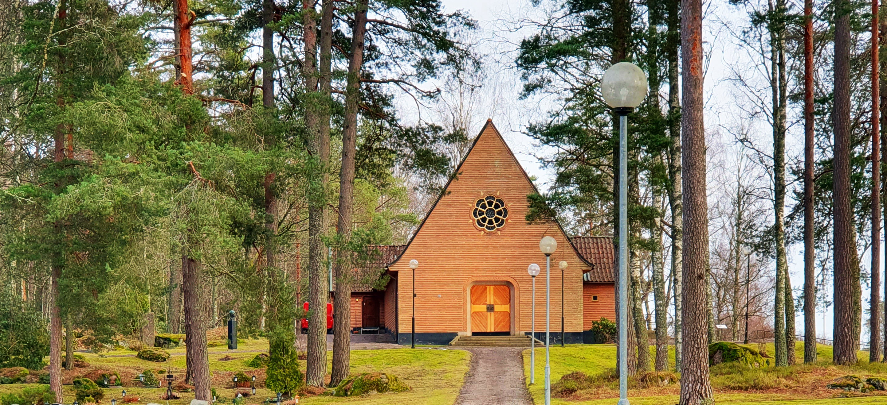 Björneborgs kyrka omgiven av tallskog.