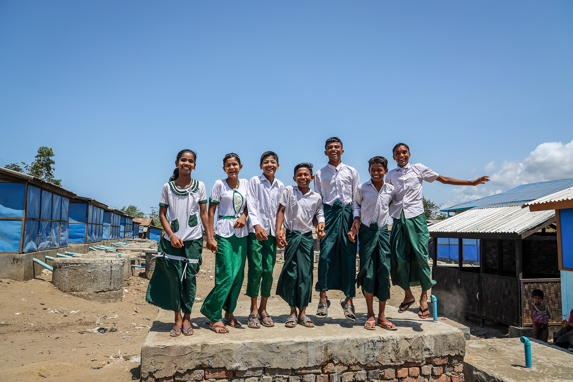I flyktinglägret i Myanmar får barnen gå i skolan.