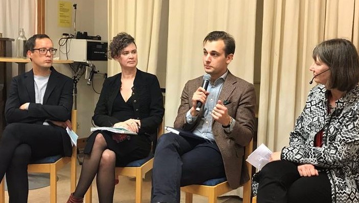 Fyra personer i panelsamtal. 