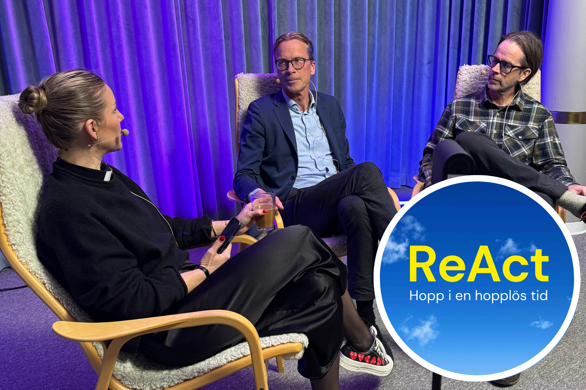 Tre personer sitter i samtal i en studiomiljö: Frida, Erik och Nicklas.