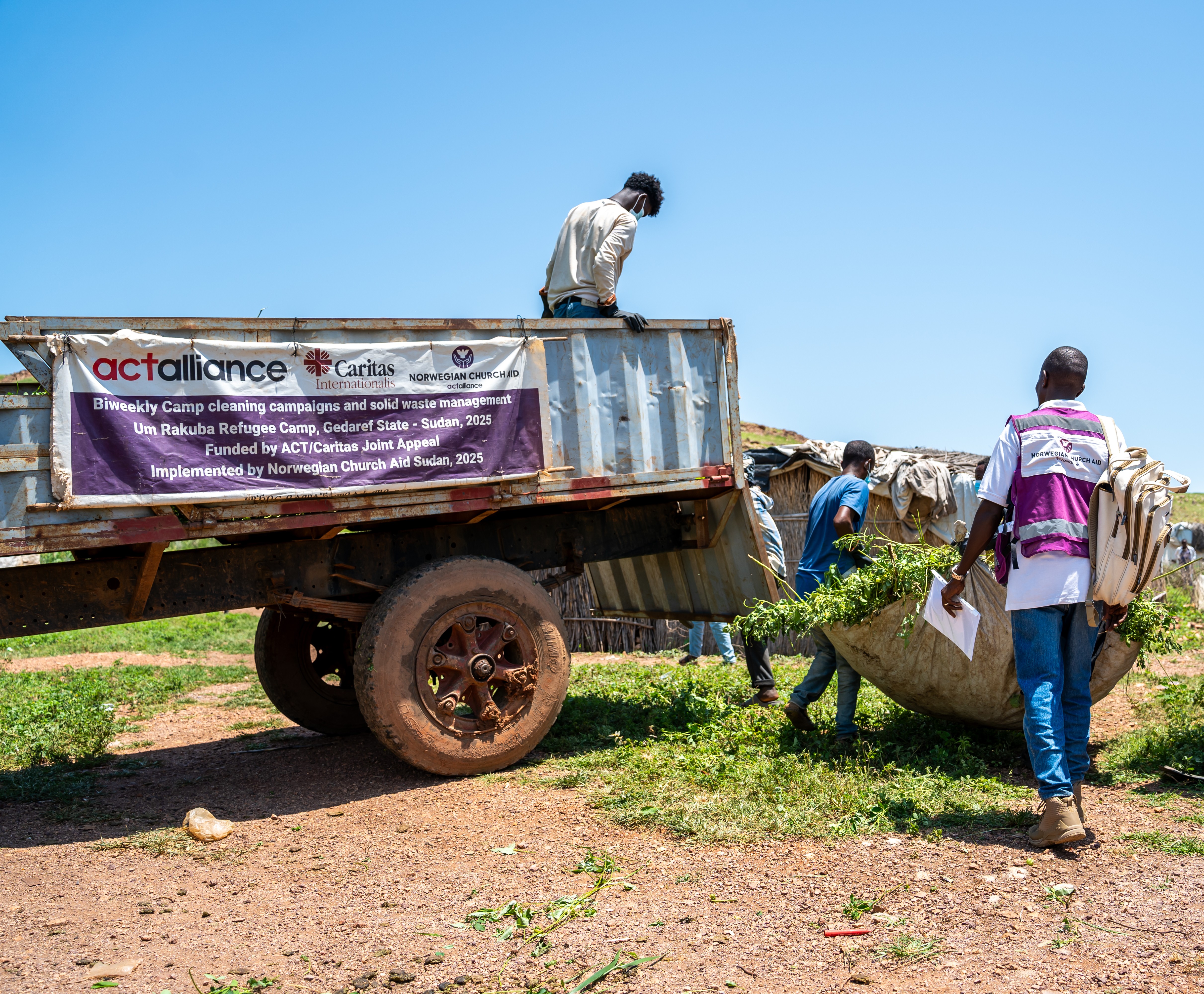 Människor i arbete intill en lastbil