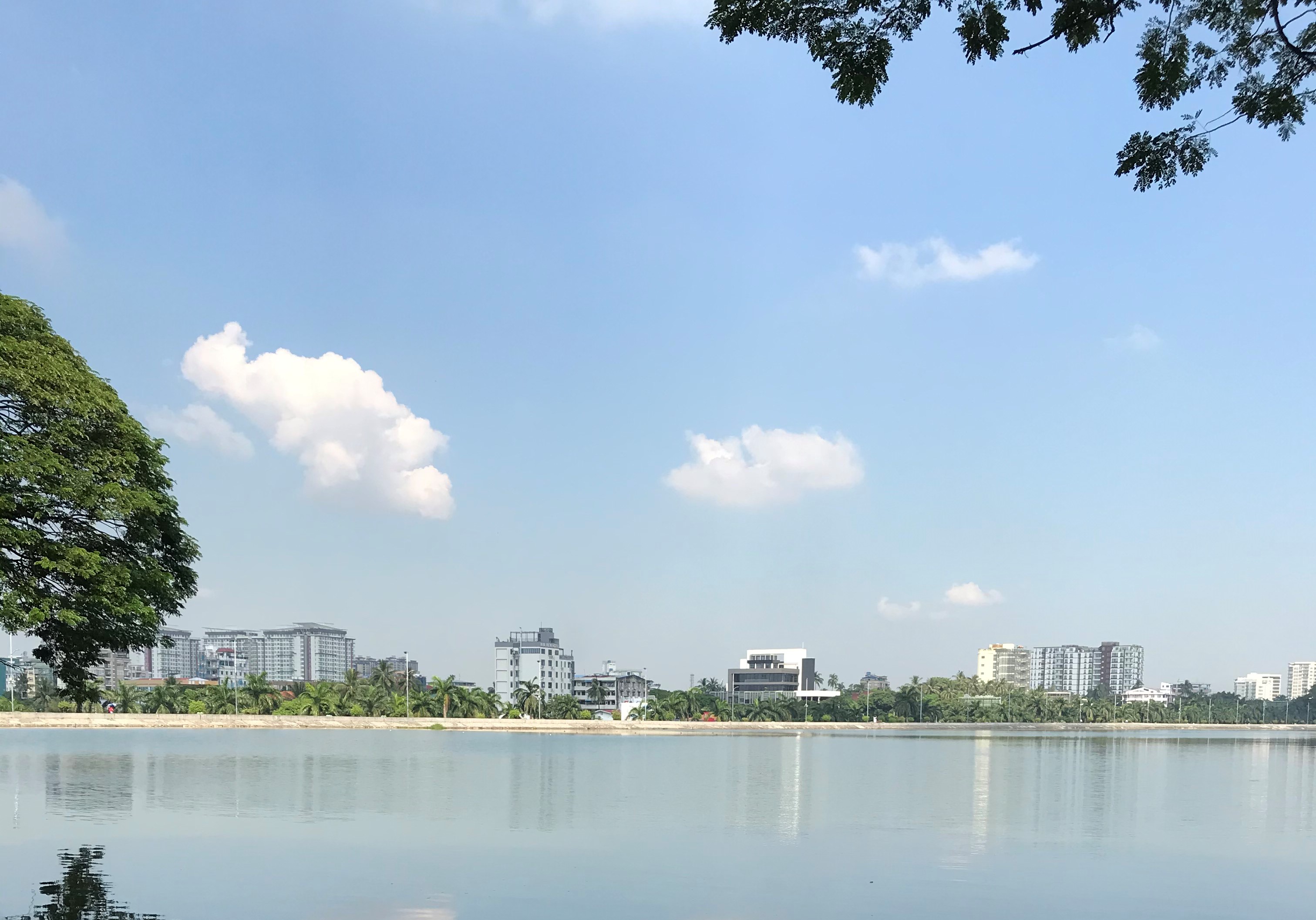 Vybild över sjö. Stad syns i bakgrunden. 