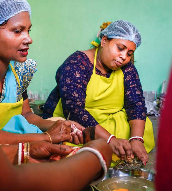 Kvinnor lagar mat tillsammans i Kolata, Indien. 