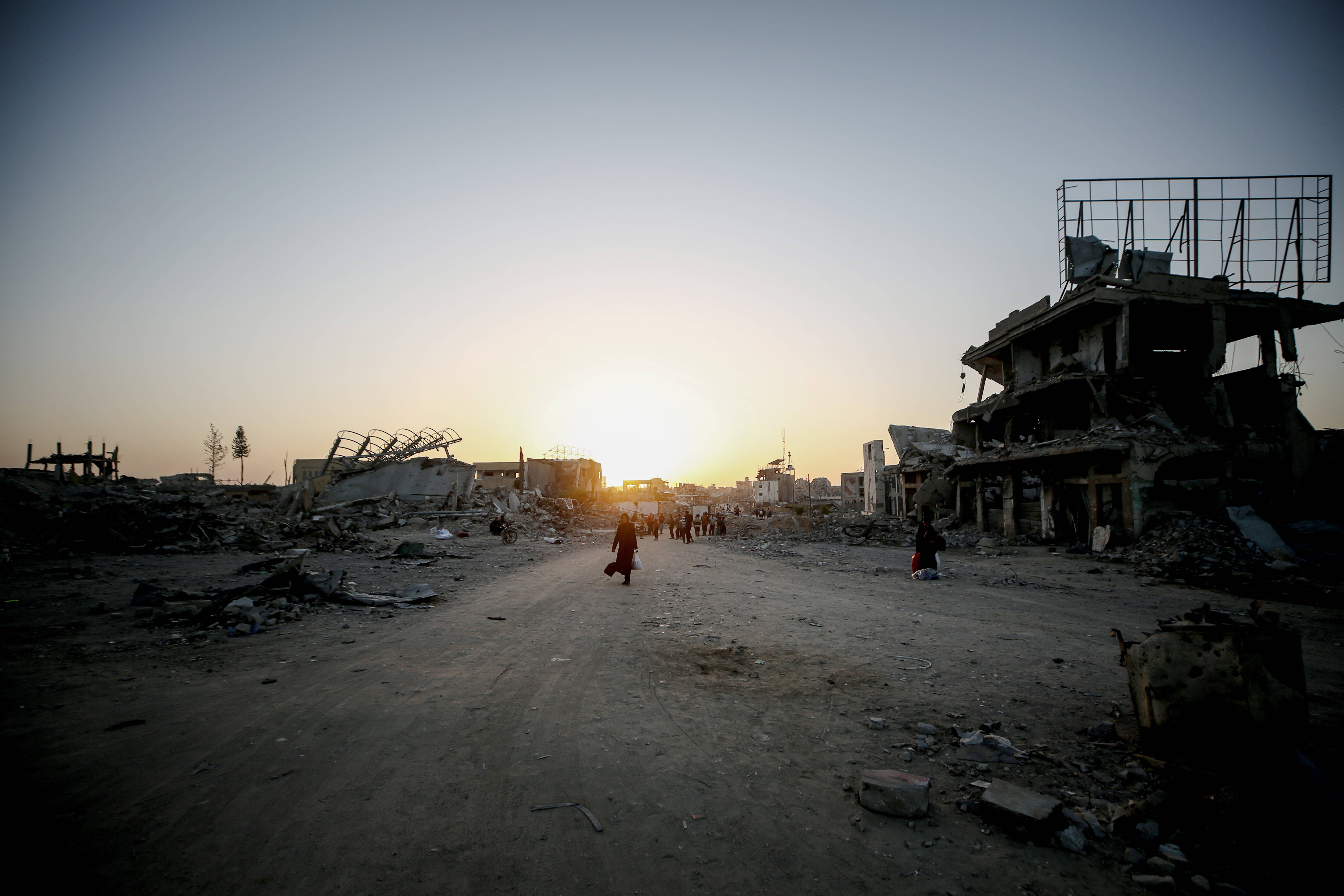 Ett landskap i ruiner med solen lågt i fjärran