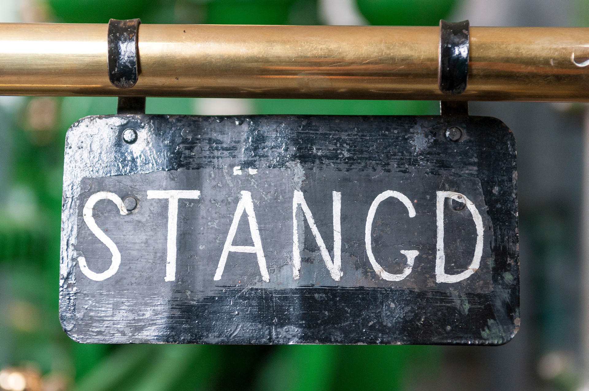 Skylt med texten stängd.