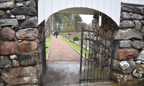 På grund av en vattenläcka finns det för närvarande inget vatten på Vrångö kyrkogårdar.