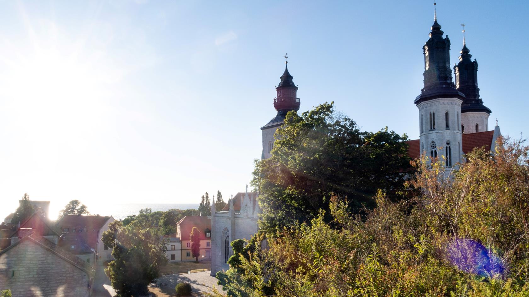 Visby domkyrka i motljus.