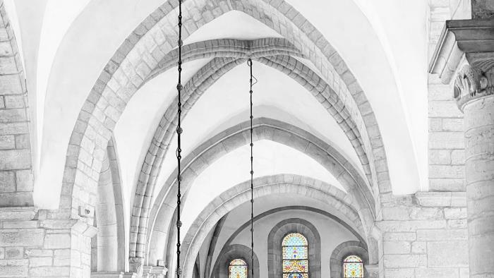 Visby Sankta Maria domkyrkas takvalv i svartvitt medan fönstren i koret är i färg.