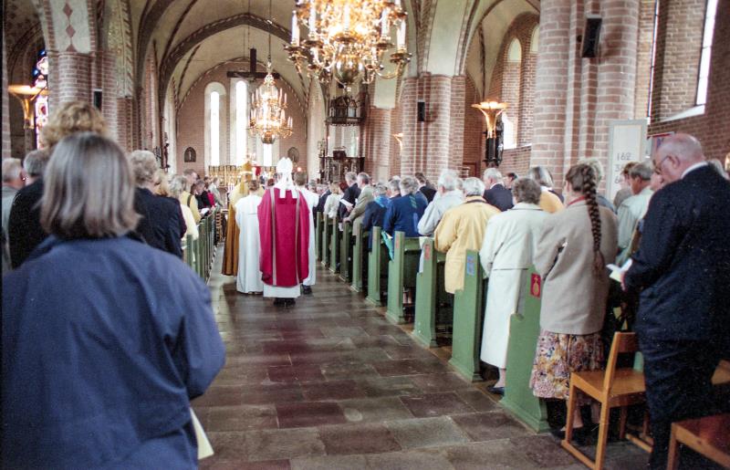 Procession vid kyrkomötet 1999, fotograferat bakifrån i Uppsala domkyrka. 