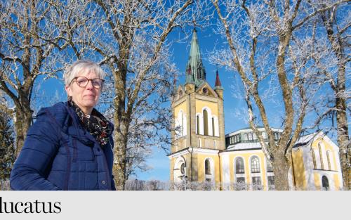 kvinna i täckkappa framför en stor kyrka. 