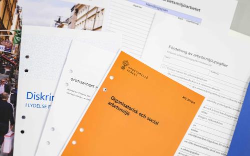 Uppslagen mapp med det material som ingår i utbildningen organisatorisk och social arbetsmiljö. 