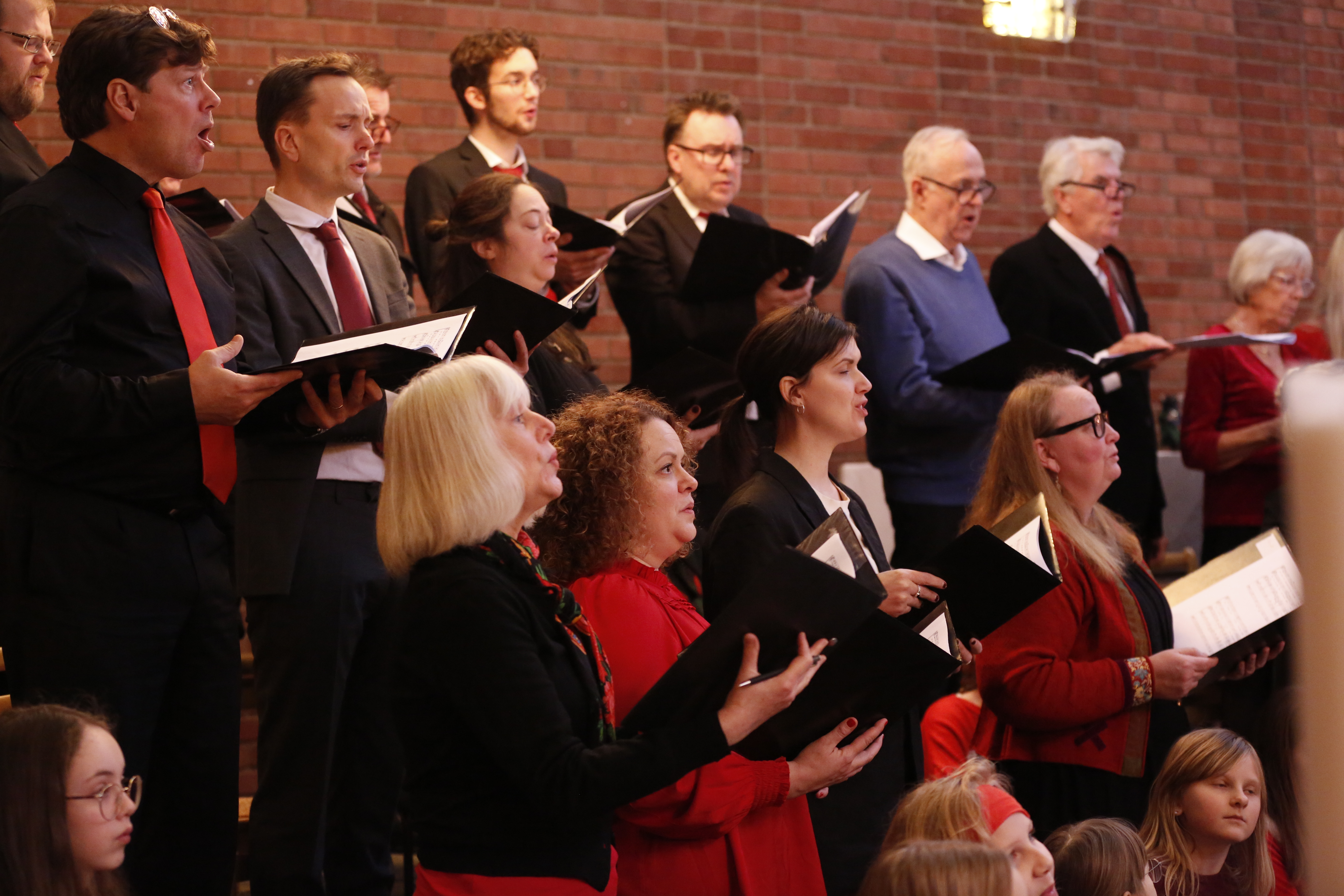 Solna oratoriekör vid julkonsert i Råsunda kyrka.