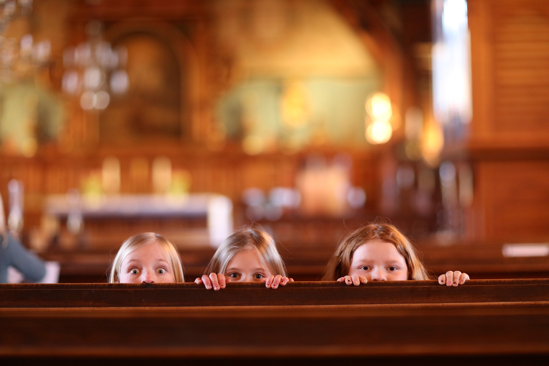 Tre barn som gömmer sig.