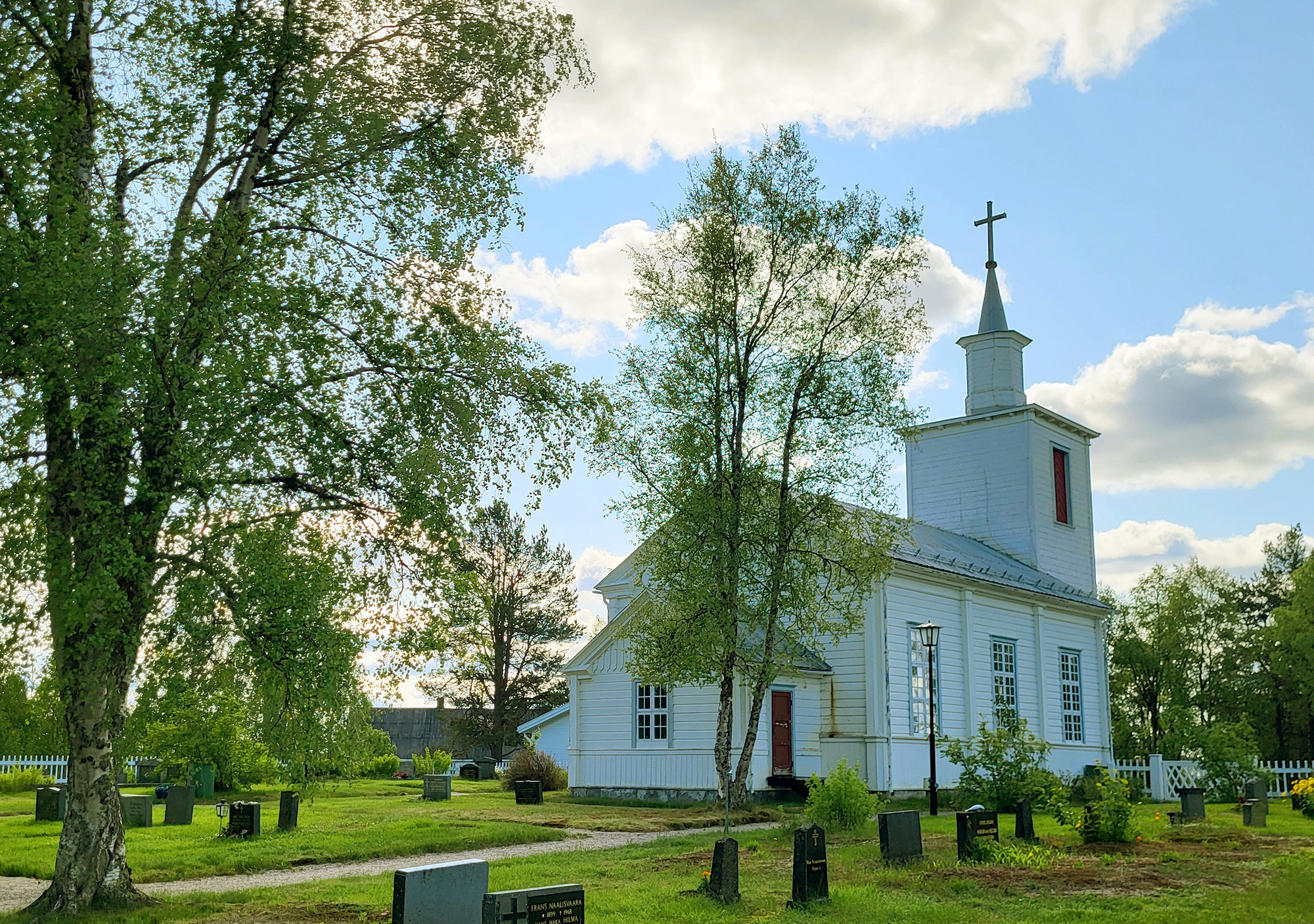 Muodoslompolo kyrka