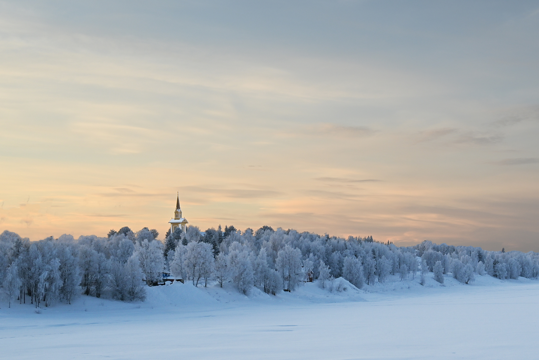 Pajala kyrka i vintertid