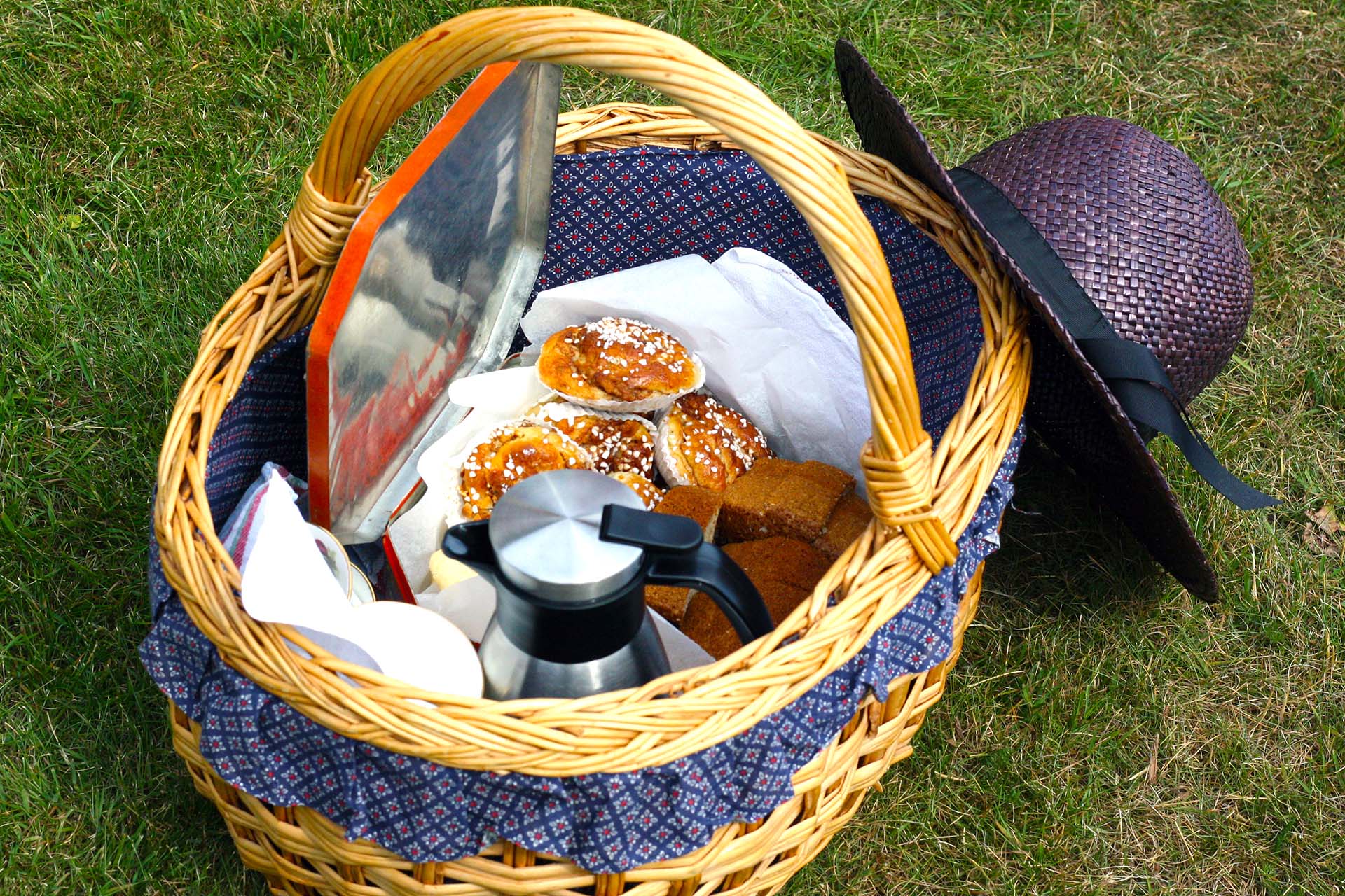 Kaffekorg och sommarhatt