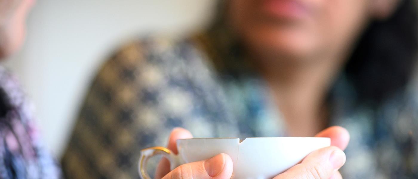 Samtal och kaffe mellan två personer.