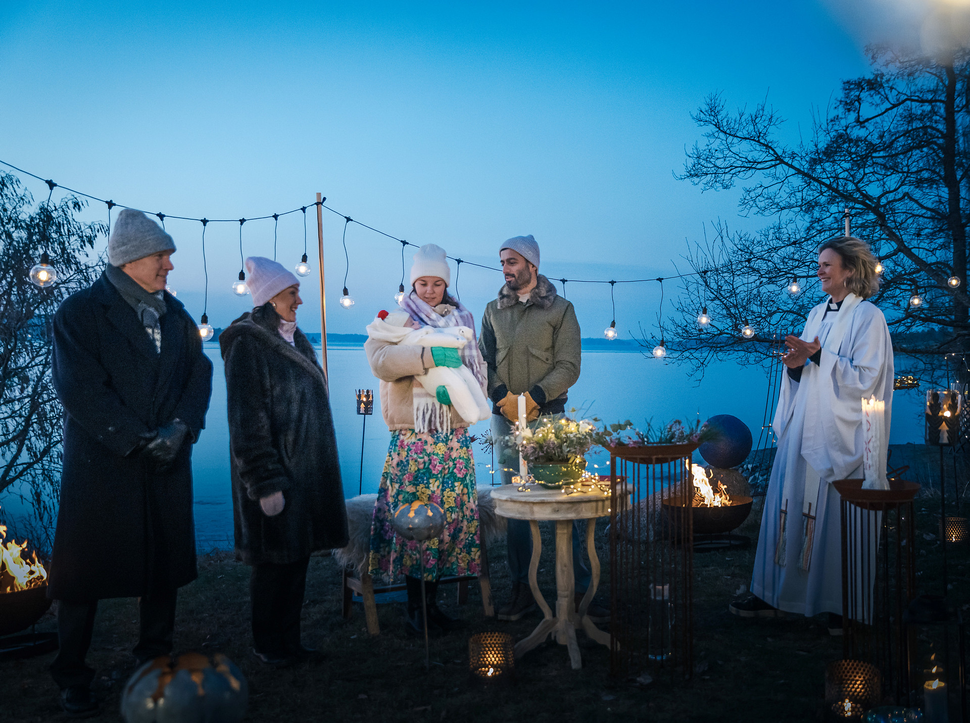 Dopfamilj och prästen vid utomhus