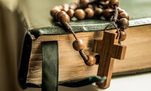Välkommen till en studiegrupp som diskuterar livets
väsentligheter i allmänhet och religionen i synnerhet