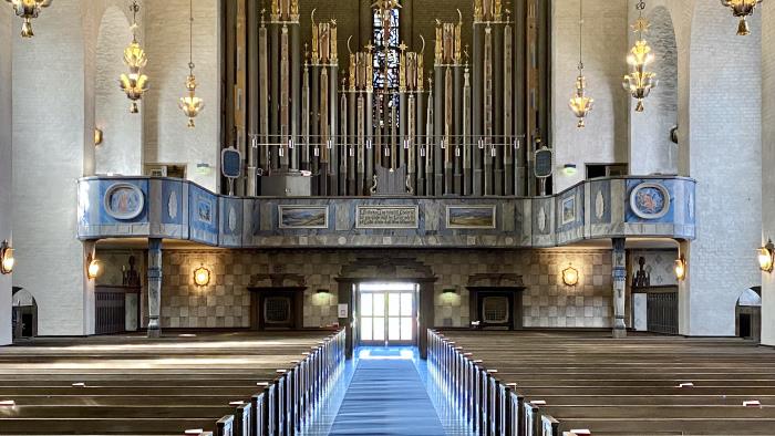 Inuti Högalidskyrkan, bänkar, lampor, valv och den stora orgeln. 