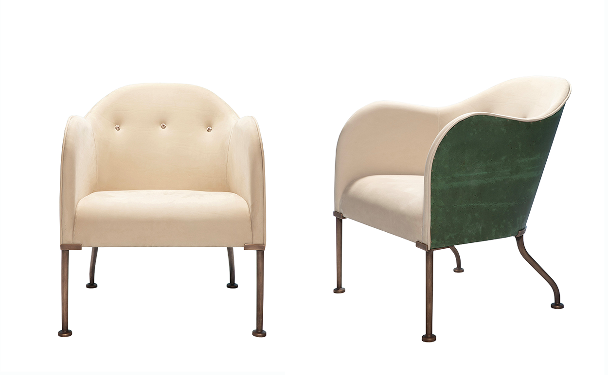 Fåtölj av designern Mats Theselius med baksida av kopparplåt från Högalidskyrkans tak.