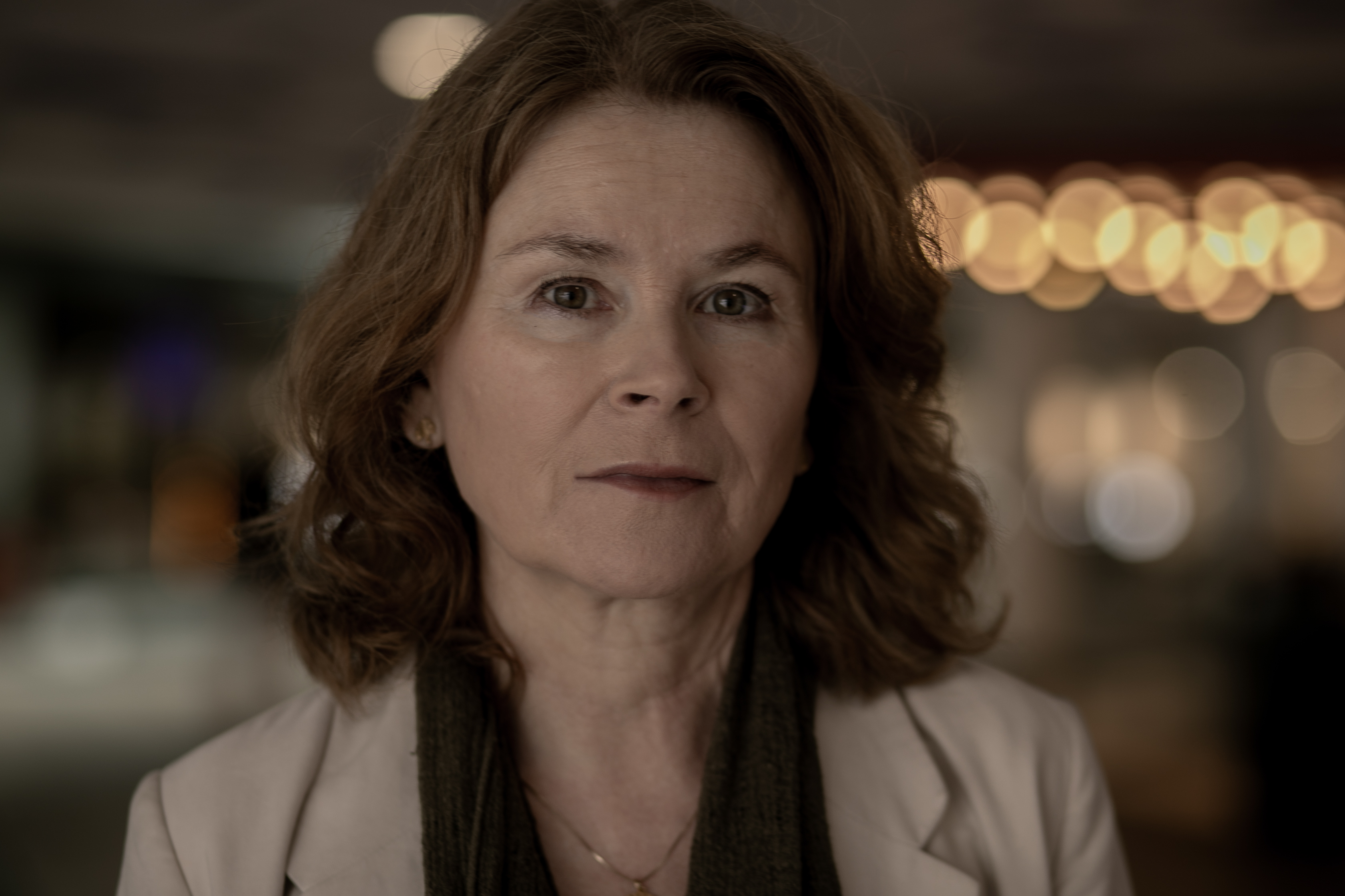 Kvinna i ljus jacka