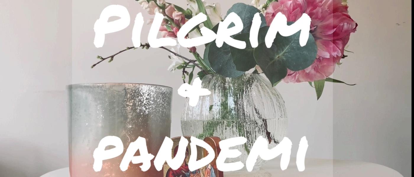 En ljushållare i glas, en blomma i en vas på ett bord. Texten pilgrim och pandemi är inlagt i bilden. 