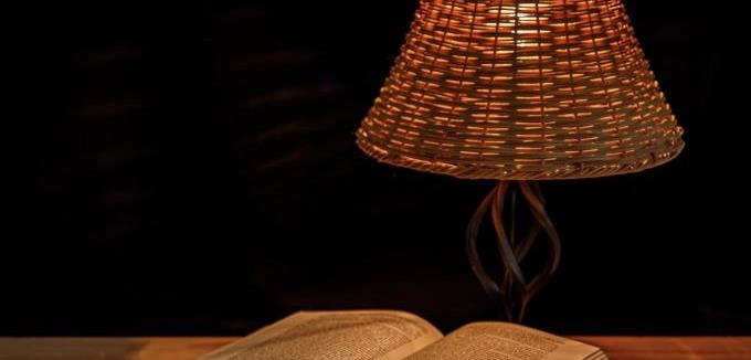En lampa, ett bord och en Bibel.