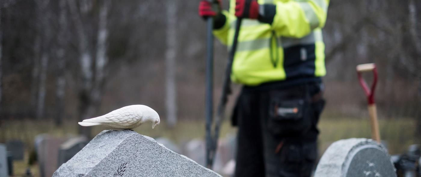 kyrkogårdsarbetare, gravsten