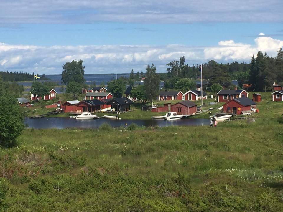 småskär skärgård landskap röda fritidshus stugor hamn