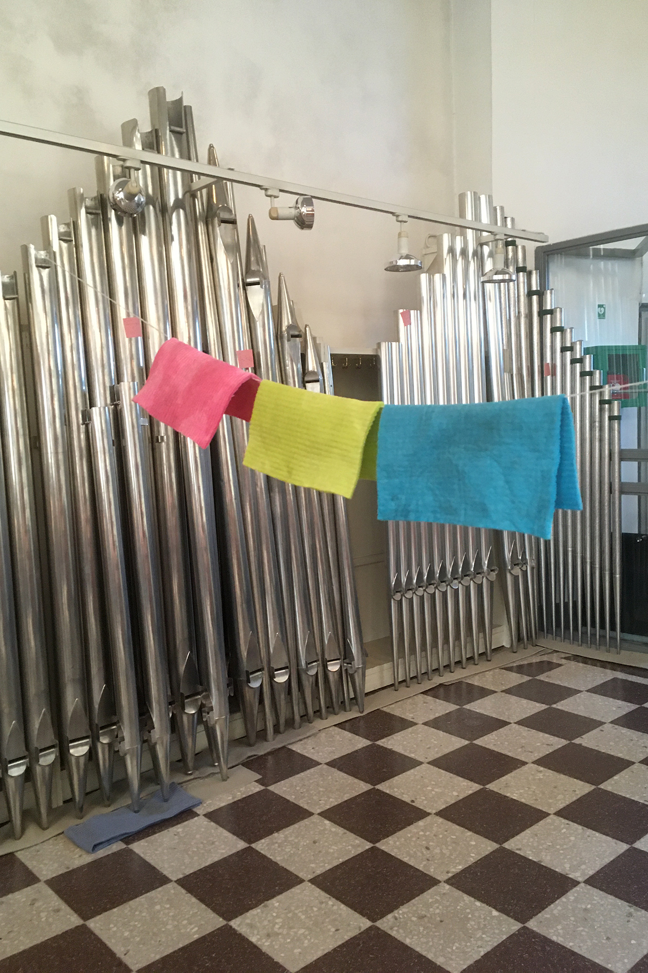 Disktrasor på tork i kyrkan.