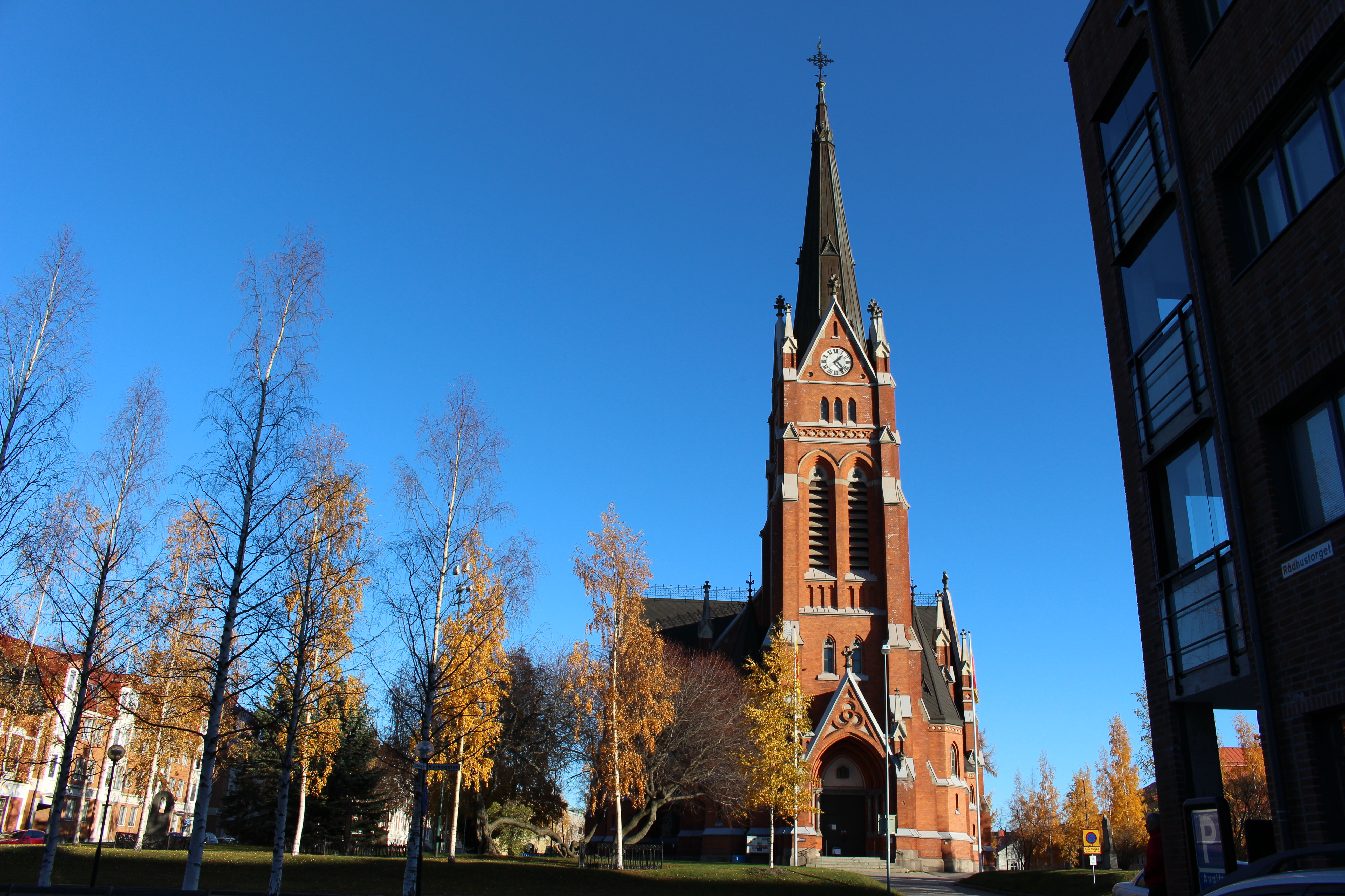 Luleå domkyrka höst blå himmel
