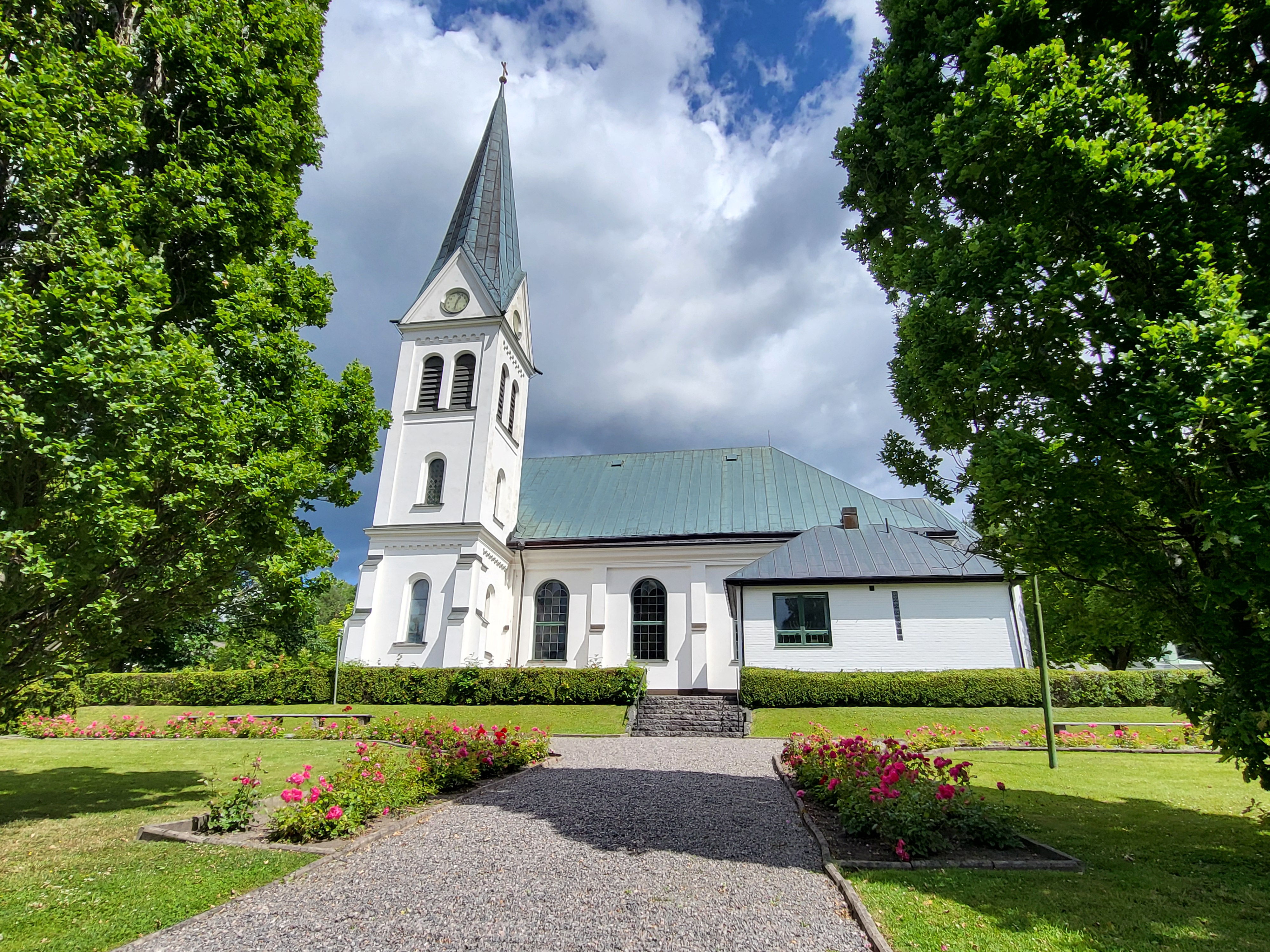 En kyrka i solsken