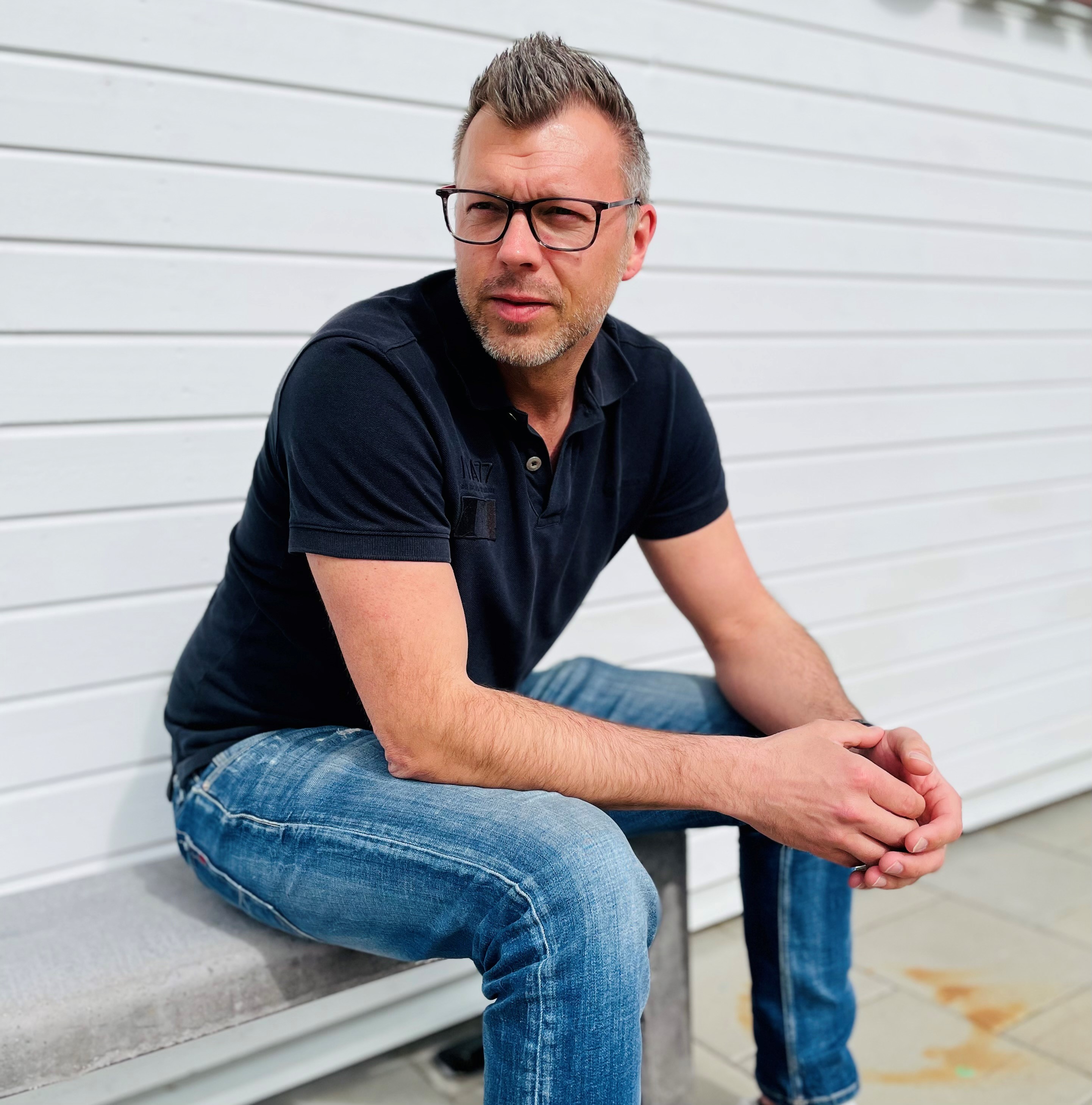 man sitter på en bänk
