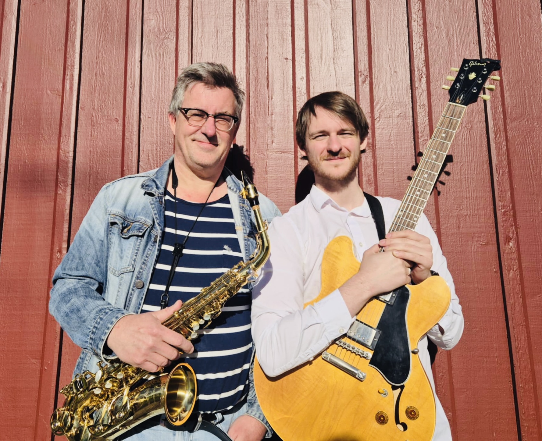 Två män med saxofon och gitarr