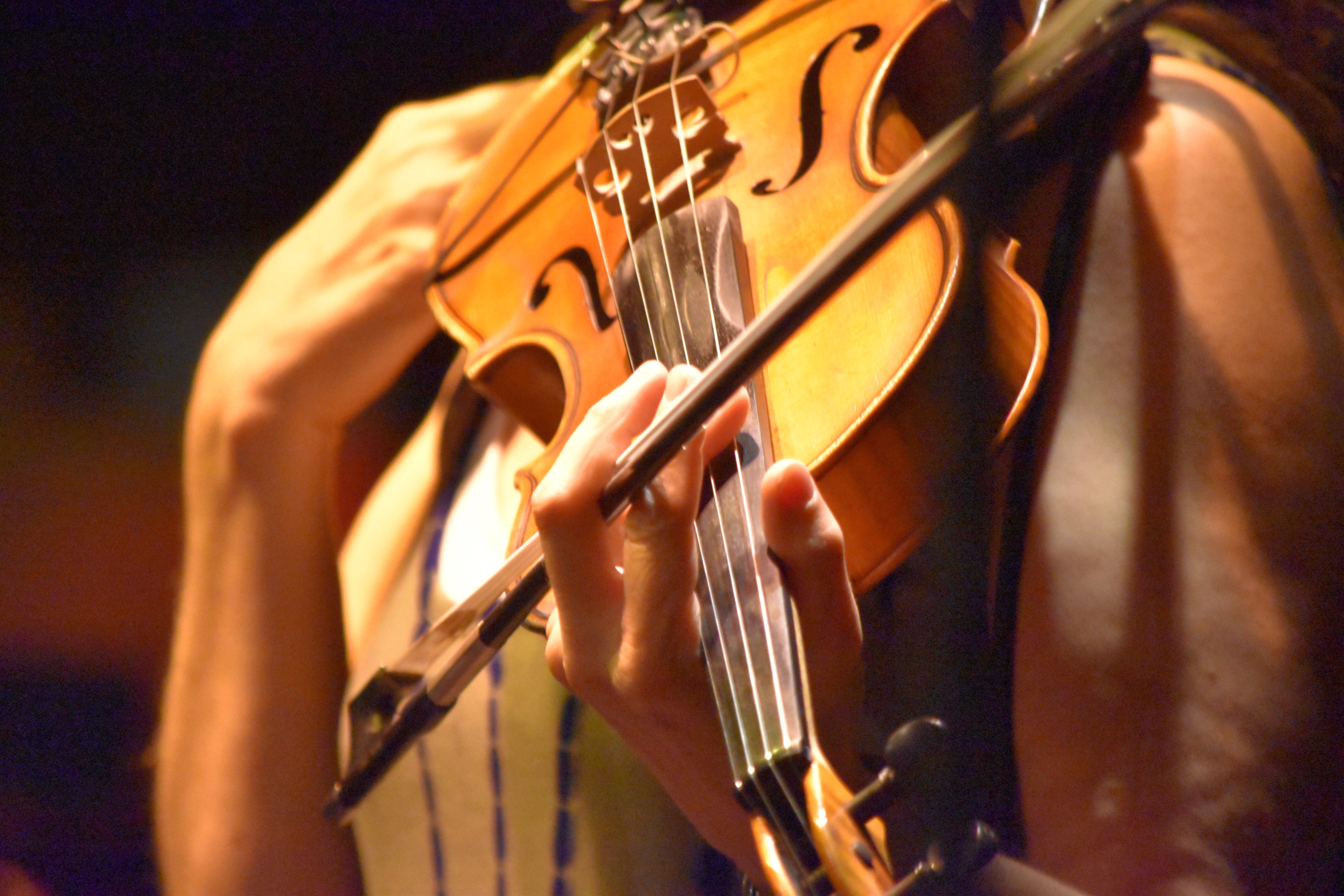 Närbild på violinist