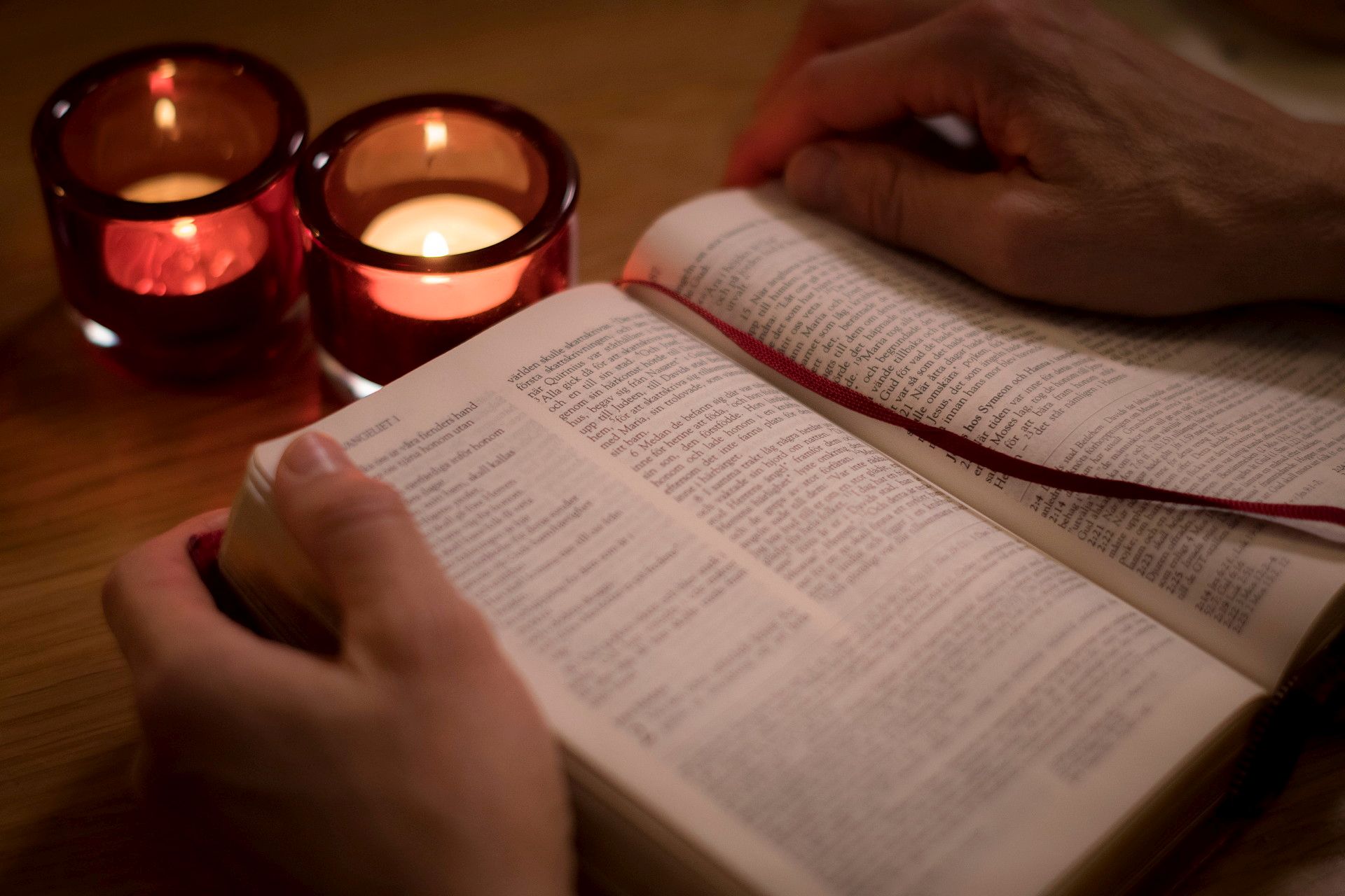 Bibel och tända ljus